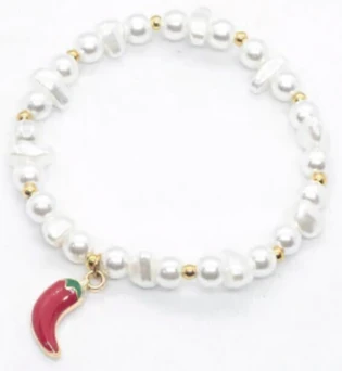 Pulsera elastizada con perlas y dije dorado chile pimiento rojo